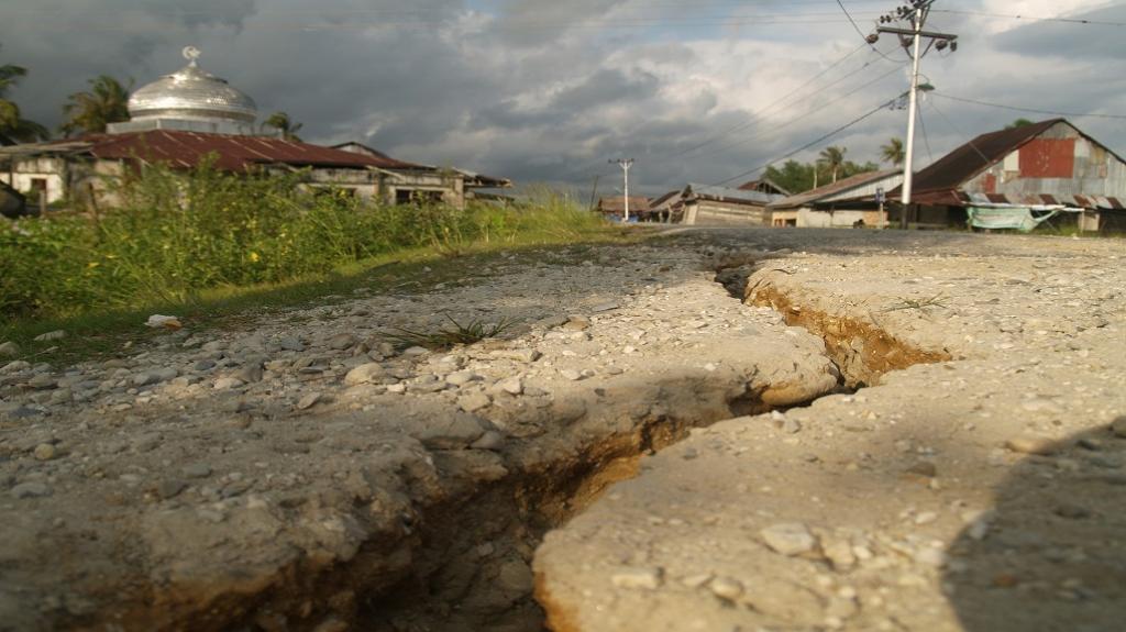 Tsunami in Indonesia has killed more than 844 People